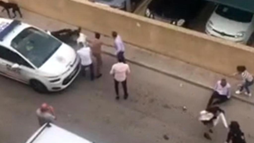 Momento en el que el policía agredido se encuentra en el suelo.