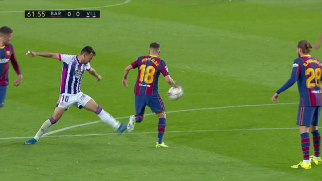 Penalti de Jordi Alba por mano dentro del área no señalado