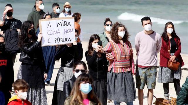 Las mujeres durante la protesta en San Cibrao, en el municipio lucense de Cervo.