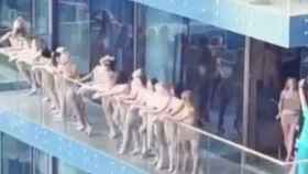 Un grupo de modelos asomadas desnudas a un balcón en Dubái.