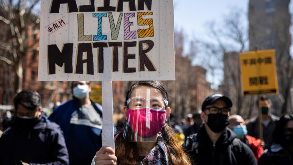 Una protesta contra los ataques racistas en EEUU contra la comunidad asiática.