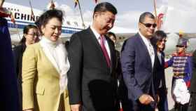 El presidente de China, Xi Jinping, y el expresidente de Ecuador, Rafael Correa, visitan la presa Coca Codo Sinclair.