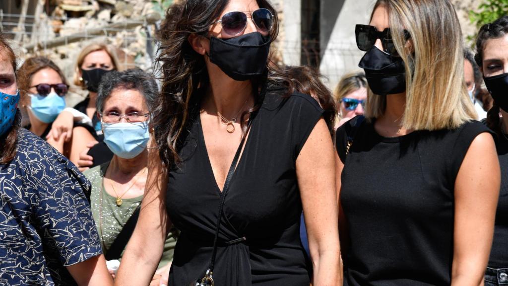 La humorista junto a su hija, Anna Ferrer, en una imagen del funeral de Antonio.