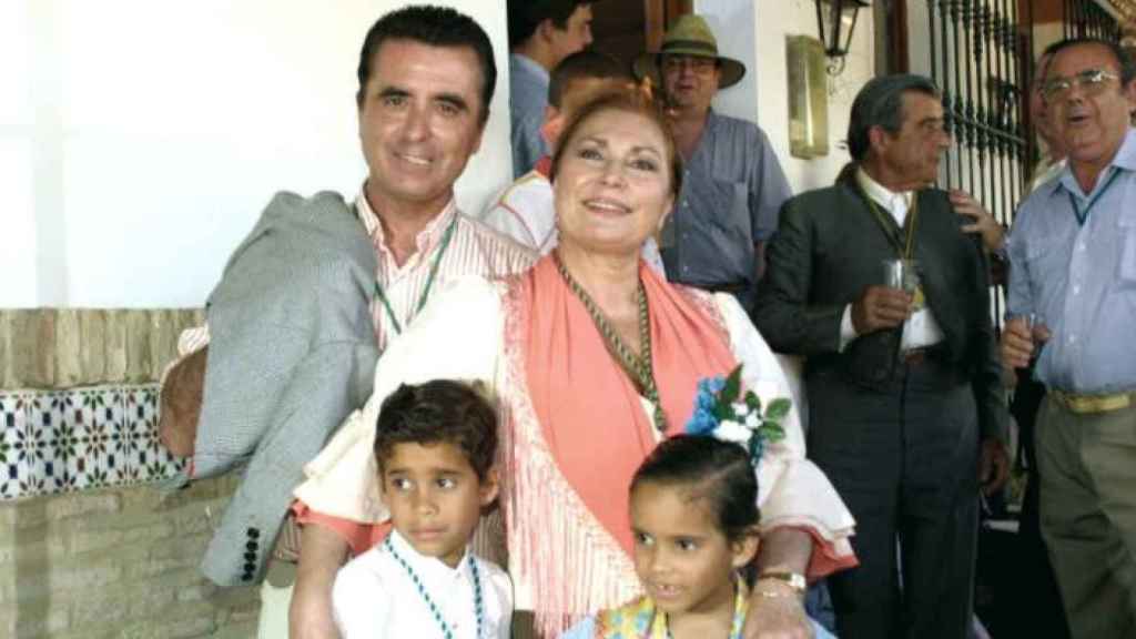 José Ortega Cano y Rocío Jurado junto a sus hijos en 2002.