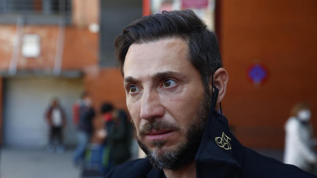 Antonio David Flores atendiendo a la prensa a su llegada a Atocha.