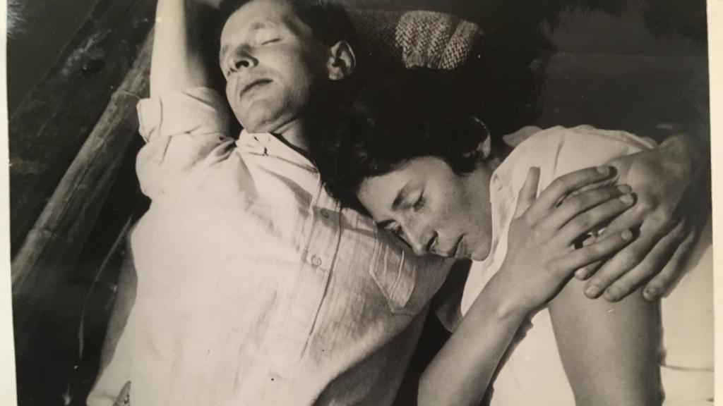 Rudi y Ursula, durmiendo después de un pícnic justo antes de la partida de ella hacia Moscú.