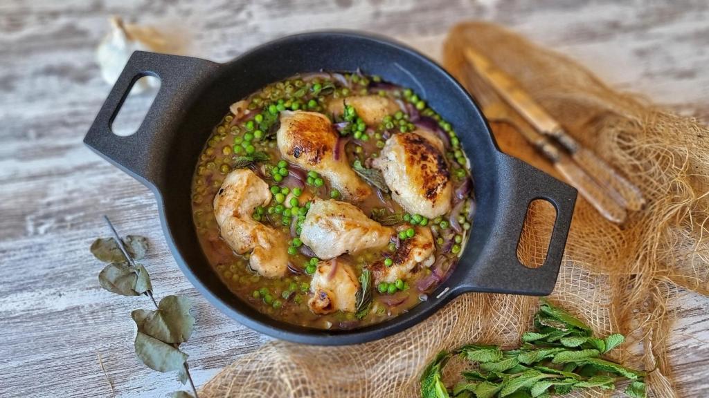 Pollo guisado con guisantes y menta, una receta para todos los días