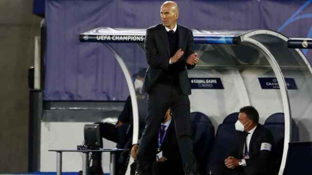 Zinedine Zidane sigue el Real Madrid - Liverpool desde la banda del Alfredo Di Stéfano