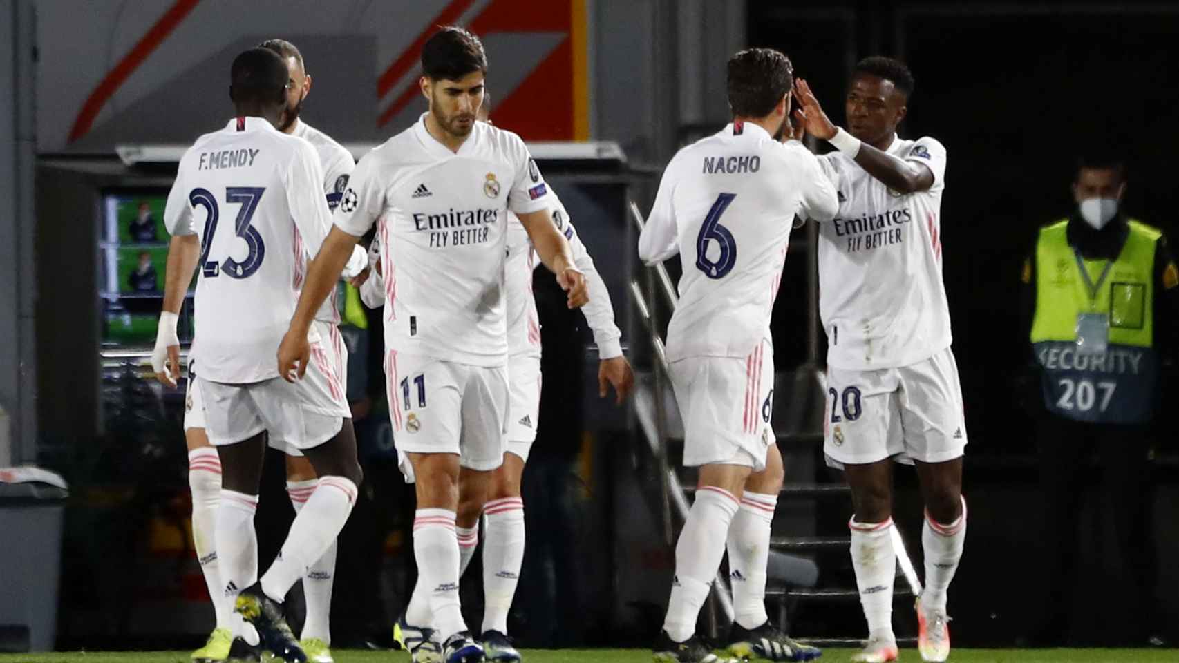 Los jugadores del Real Madrid felicitan a Vinicius por su gol al Liverpool