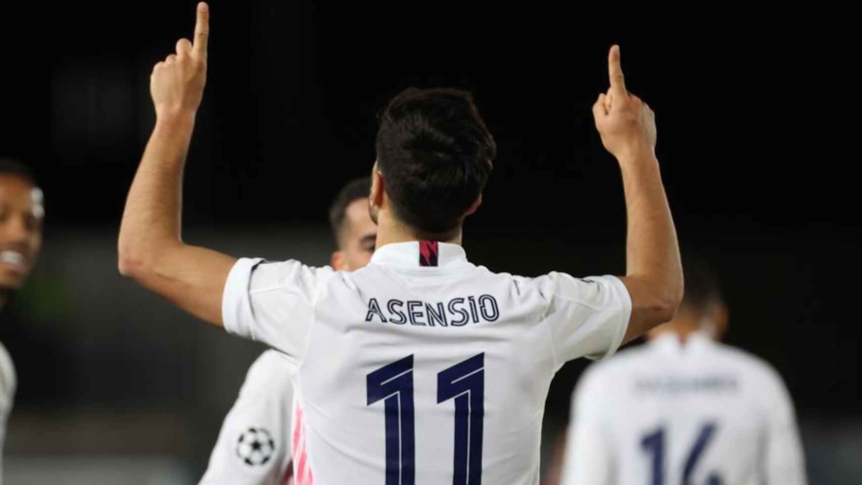 Marco Asensio, con el '11' a la espalda, señala al cielo tras su gol