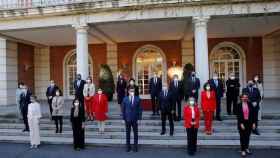 El presidente del Gobierno, Pedro Sánchez, posa con sus ministros para la foto de familia en el Palacio de la Moncloa.