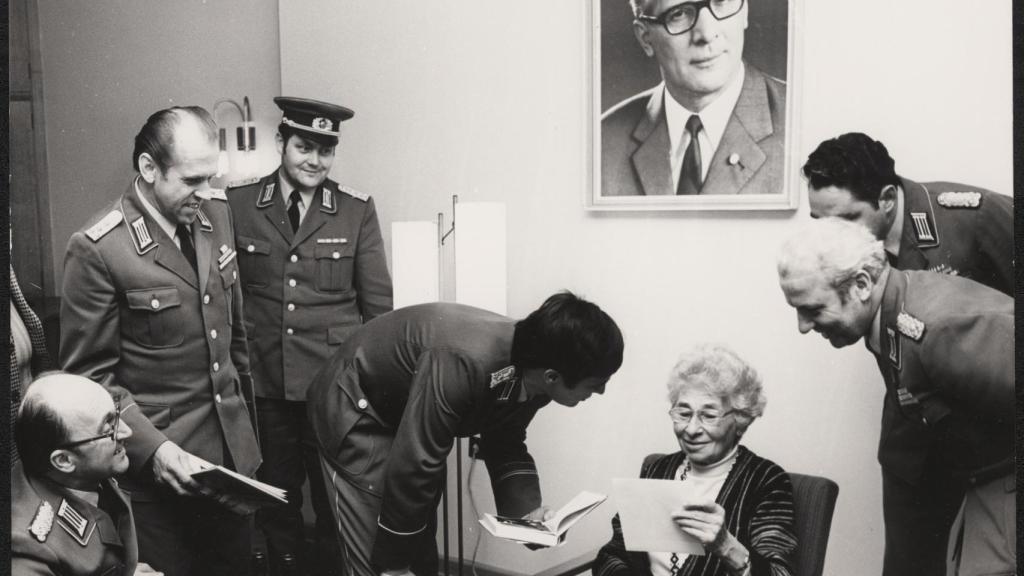 Ursula Kuczynski rodeada de funcionarios del Ministerio para la Seguridad de la RDA.