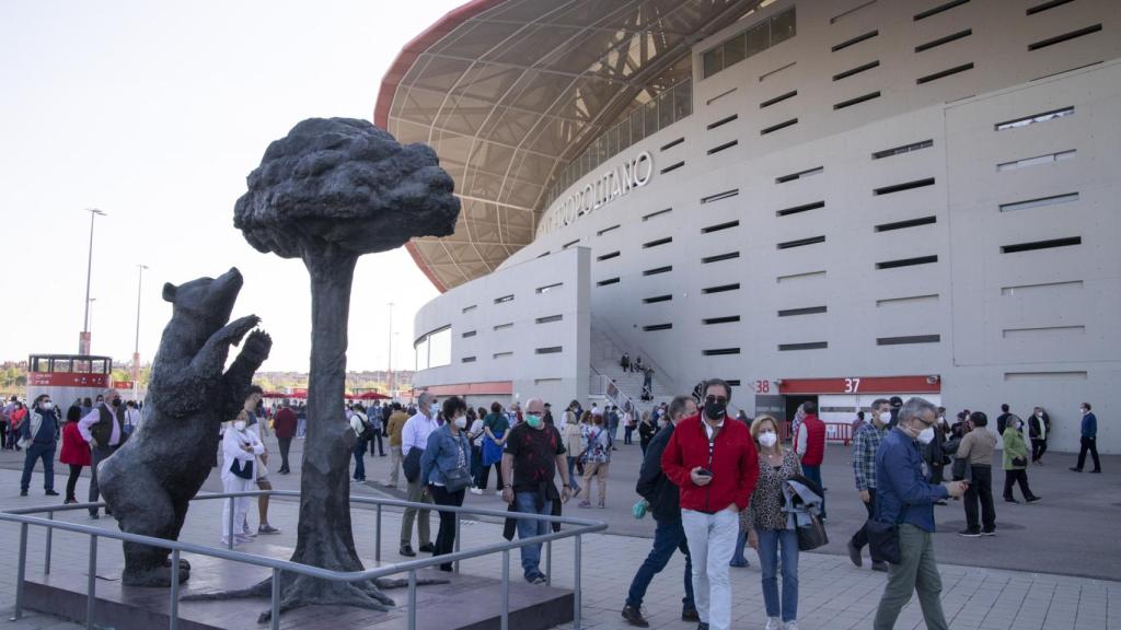 Colas para la vacunación en el Wanda Metropolitano.