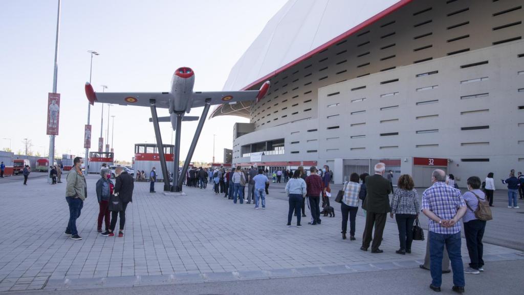 Colas para recibir la vacuna contra la Covid en el estadio Wanda Metropolitano.