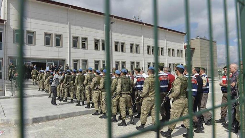 Soldados turcos llegando al tribunal de la prisión de Sincan.