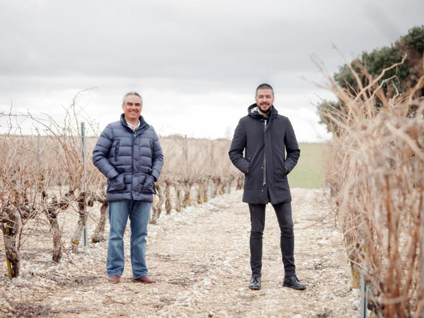 Hugo del Pozzo y Vicente Pliego en el viñedo de Pinea.