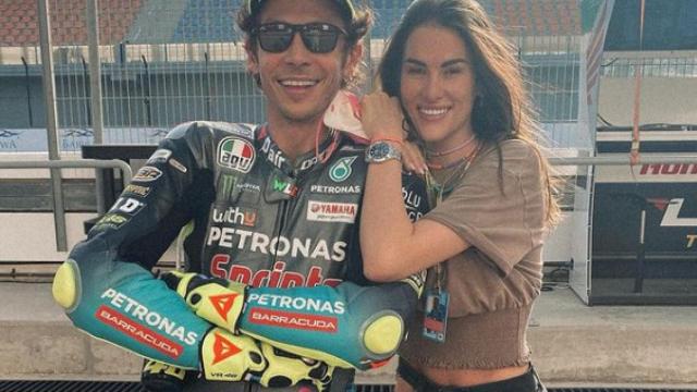 Valentino Rossi junto a su pareja, la modelo Francesca Sofia Novello