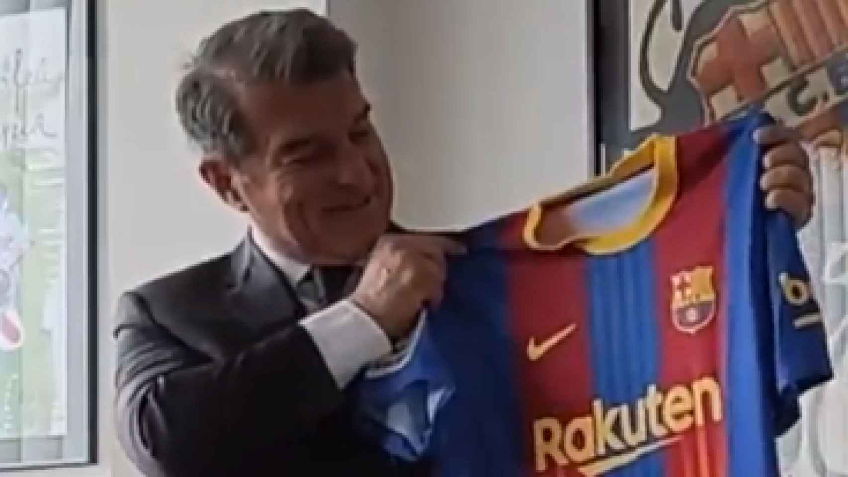 Joan Laporta posa con la camiseta del Barcelona especial para El Clásico