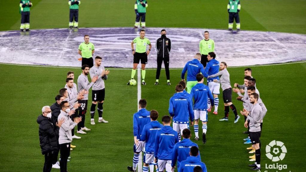 Los jugadores del Athletic hacen el pasillo de campeón a los de la Real Sociedad