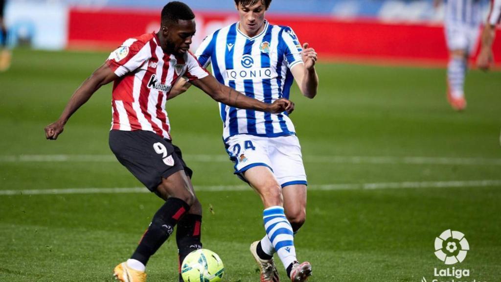 Iñaki Williams ante Robin Le Normand, durante el Real Sociedad - Athletic de La Liga