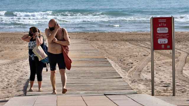 Bañistas en la playa de Gandía, en la Comunidad Valenciana.