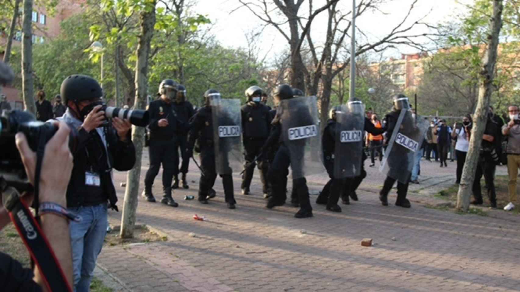 Los agentes de la Policía Nacional cargan contra los manifestantes.