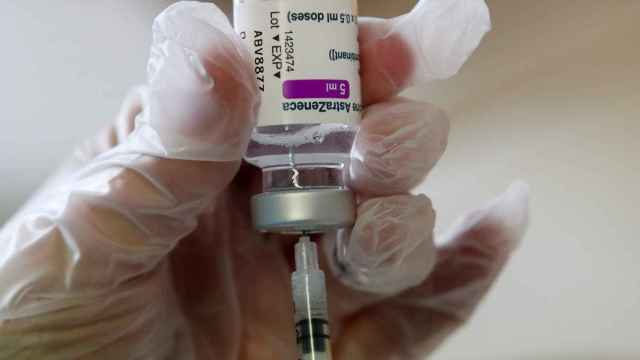Un sanitario extrae una dosis de la vacuna de AstraZeneca.