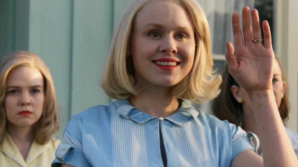 El personaje de Alison Pill encabeza la comitiva de bienvenida de la familia protagonista de 'Them'.