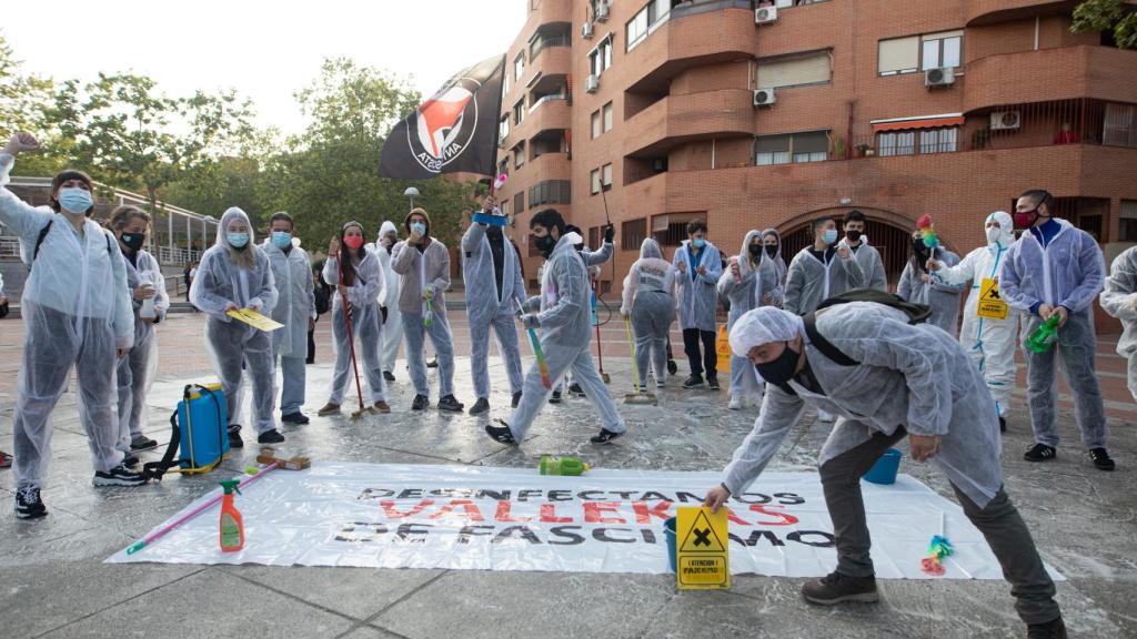 El equipo que ha ido a 'desinfectar' el lugar del mitin de Vox.