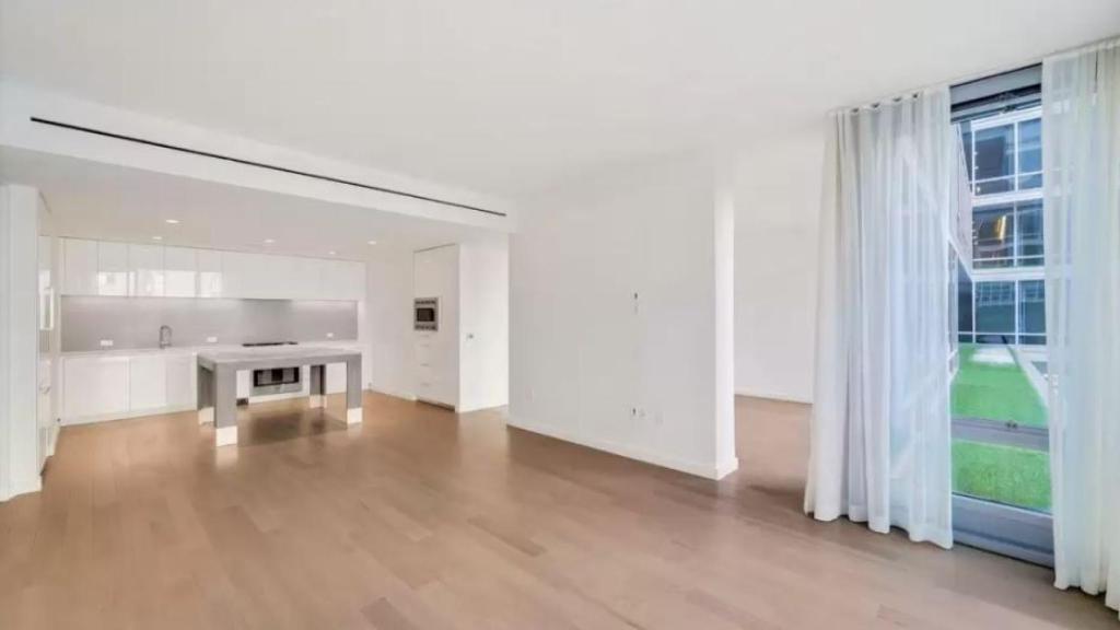 El área del salón y la cocina del piso de Kamala Harris.