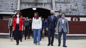 Isabel Díaz Ayuso; la viuda de Víctor Barrio, Raquel Sanz; Adolfo Suárez Illana y José Luis Martínez-Almeida.