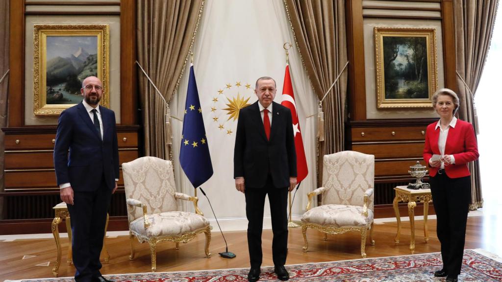 Tres mandatarios y sólo dos sillas en la reunión del martes en Ankara
