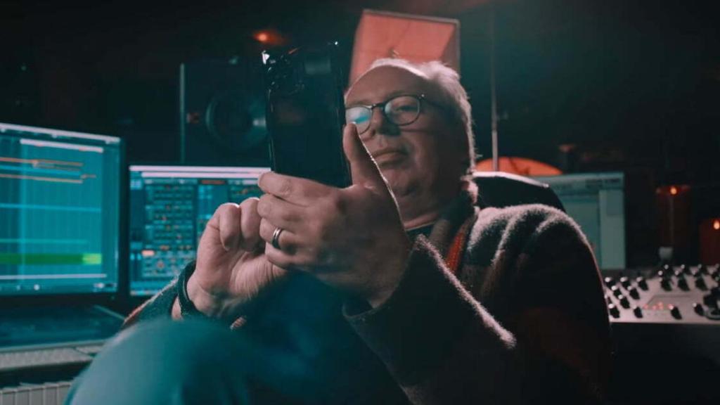 Hans Zimmer sosteniendo un Oppo Find X3 Pro.
