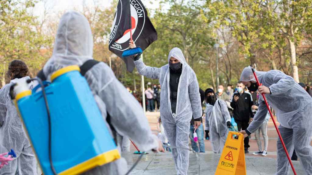 La Coordinadora Antifascista desinfecta la 'Plaza Roja' de Vallecas tras un acto de Santiago Abascal.