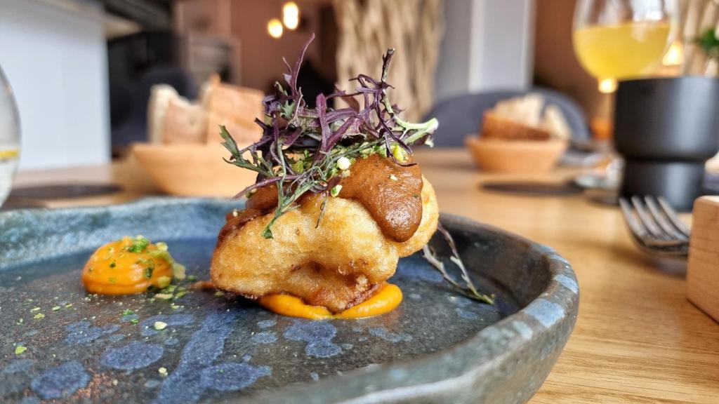 Coliflor en tempura con mole del restaurante Éter