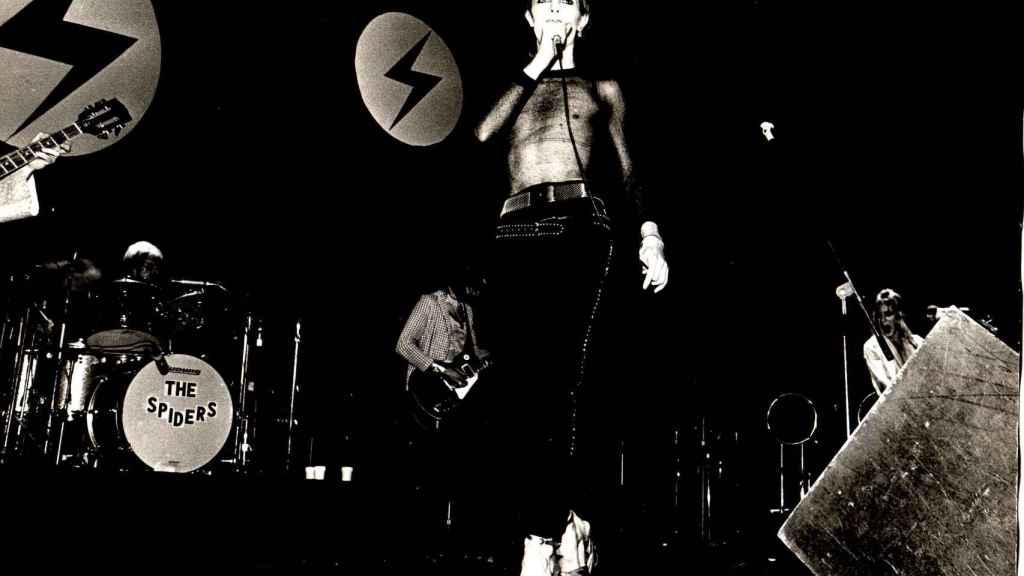 David Bowie en un concierto en los años 70.