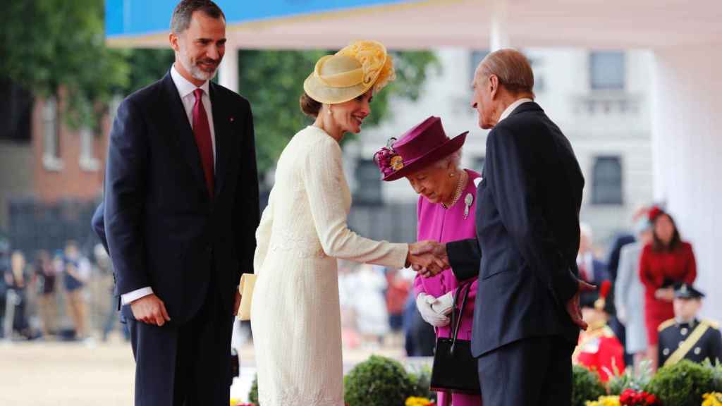 Los Reyes de España junto a Isabel II y su marido durante la visita realizada a Londres en julio de 2017.