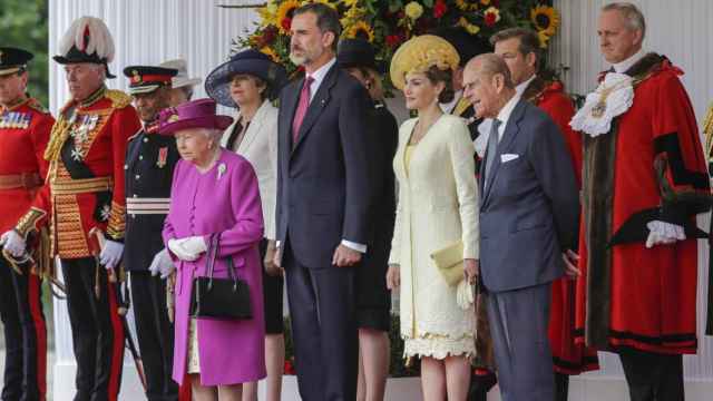 Los Reyes de España junto a Isabel II y su marido durante su última visita oficial a Londres.