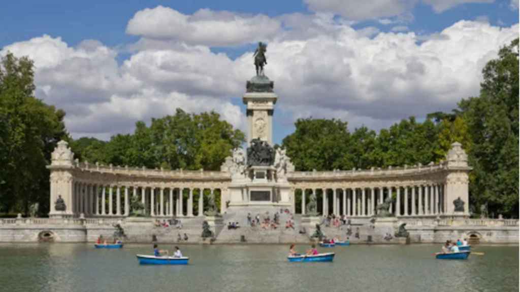 Con el proclamación de la II República se intentó tirar la estatua ecuestre de Alfonso XIII del Retiro.