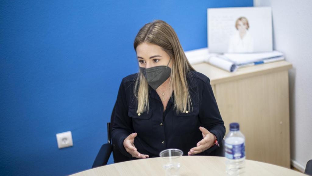 Noelia Núñez habla desde la sede popular en Fuenlabrada. De fondo, una fotografía de Esperanza Aguirre, dedicatoria incluida.