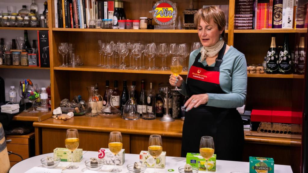 Marisol González, sumiller de té, valorando el té verde de Mercadona.