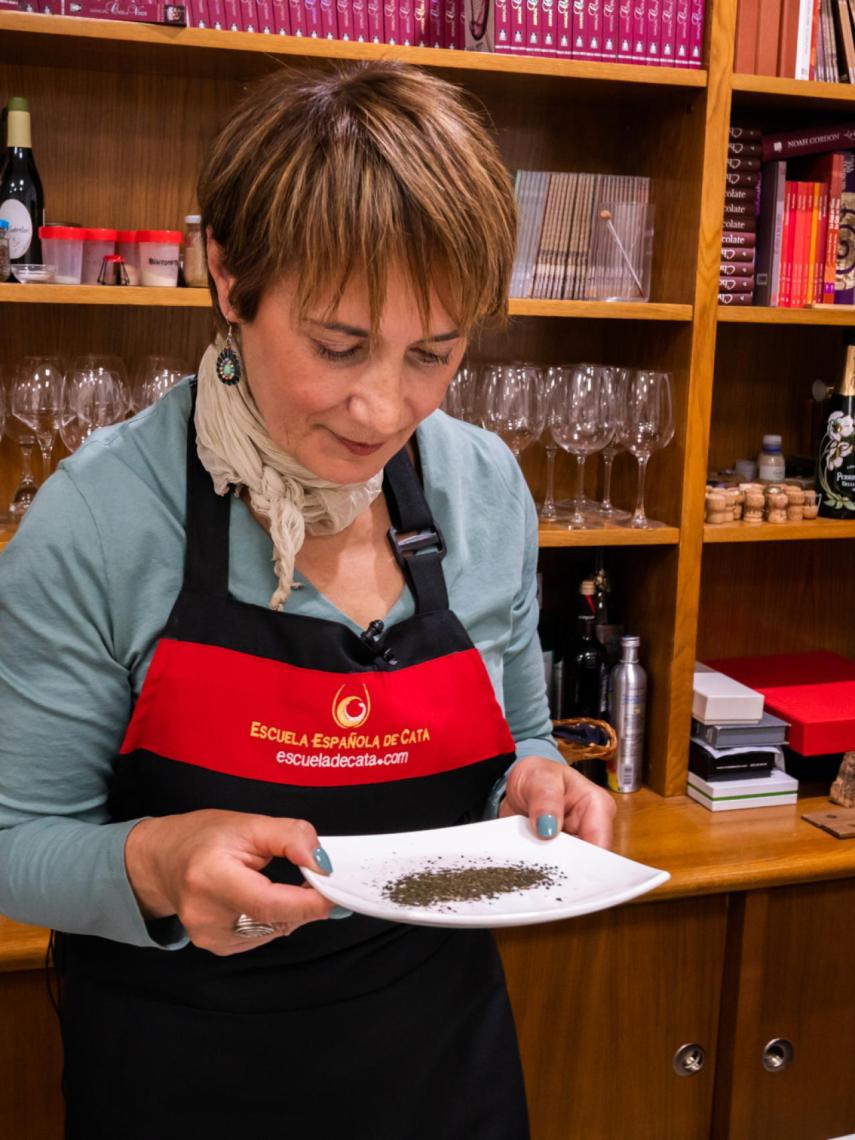 La experta Marisol observa las hebras secas de los tés verdes para comprobar su color.