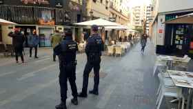 Control de la Policía Local en el centro de Alicante.