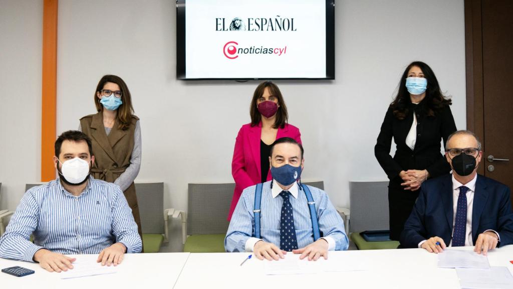 De izquierda a derecha: Alexandra González (Jefa de redacción de Noticias de Castilla y León), Silvia García (Directora de Noticias de Castilla y León), Mamen Vázquez (Directora General de EL ESPAÑOL), Pablo Grandío (fundador de Vandal), Pedro J. Ramírez (Presidente Ejecutivo de EL ESPAÑOL) y Carlos Velasco (Editor de Noticias de Castilla y León).