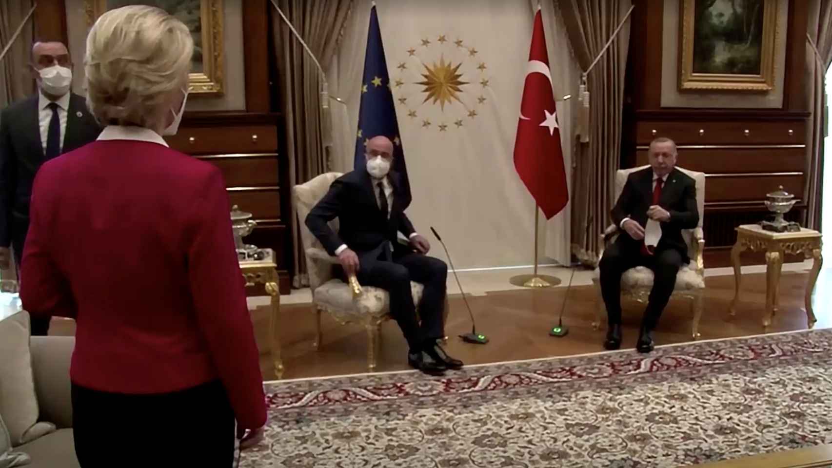 Von der Leyen, relegada a un sofá en la reunión a tres con Erdogan y Michel.