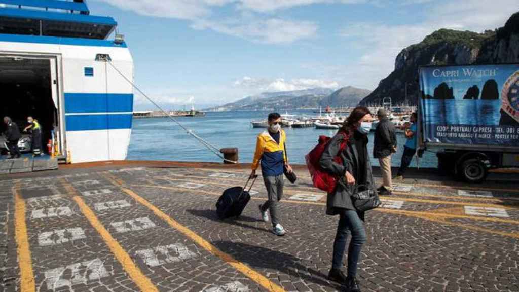 Turistas llegando a Capri en plena pandemia.