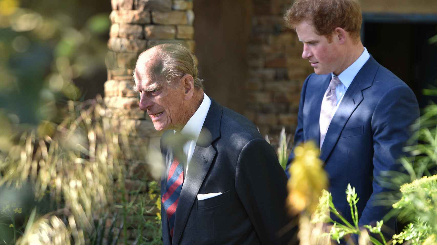 El príncipe Harry y su abuelo en una imagen de archivo.