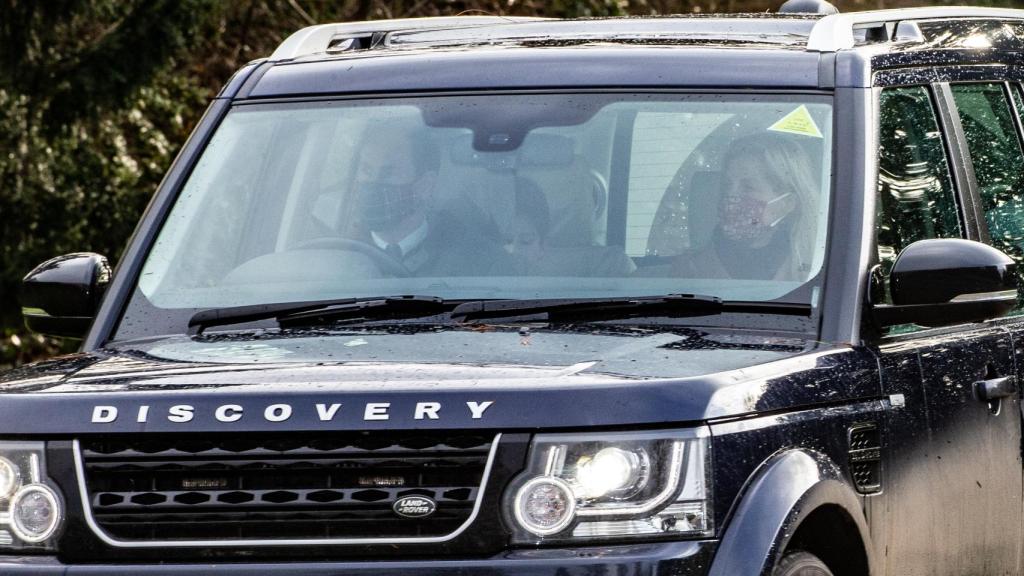 El príncipe Eduardo y Sofía de Wessex a su salida de casa rumbo a Windsor.