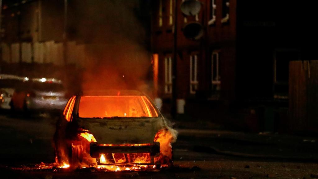 Calcinan un coche en Belfast.