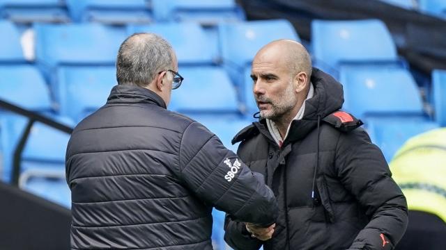 Pep Guardiola se saluda con Marcelo Bielsa